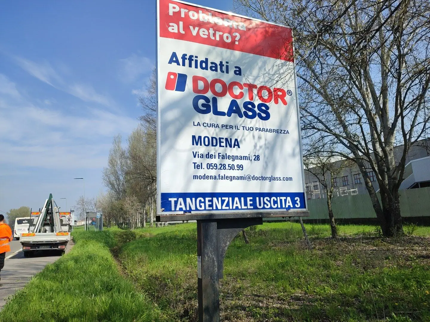 Cartello pubblicitario Doctor Glass a Modena