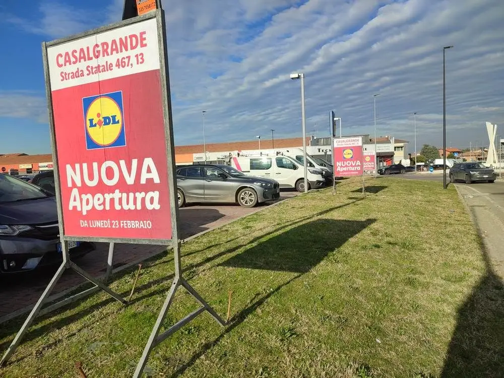 Cavalletti pubblicitari per la nuova apertura Lidl a Casalgrande (RE)