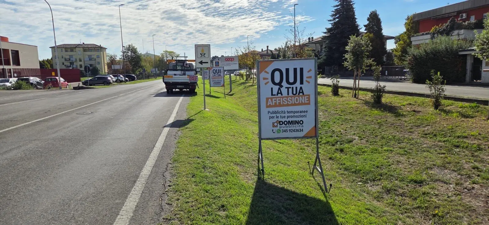 Cavalletti pubblicitari lungo la strada