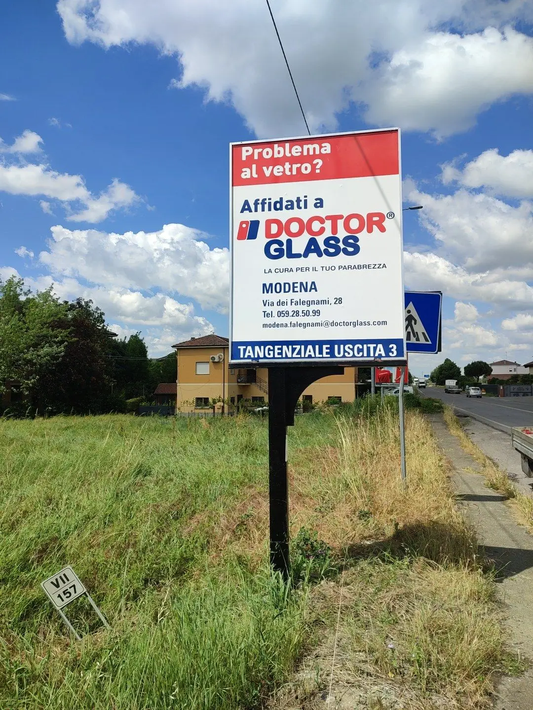 Cartello pubblicitario Doctor Glass sulla tangenziale di Modena