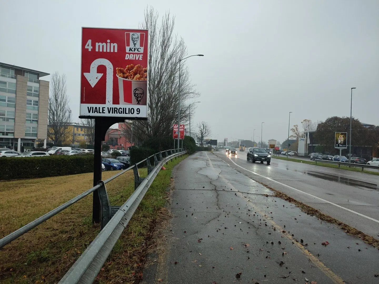 Preinsegna KFC con la scritta 4 min e una grande freccia