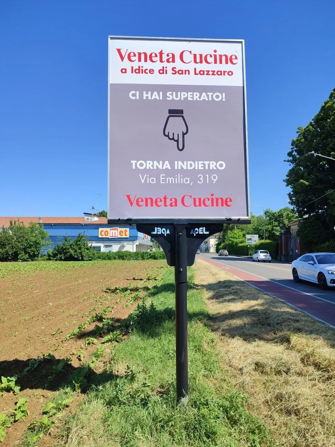 Preinsegna Veneta Cucine con la scritta: ci hai superato? Torna indietro