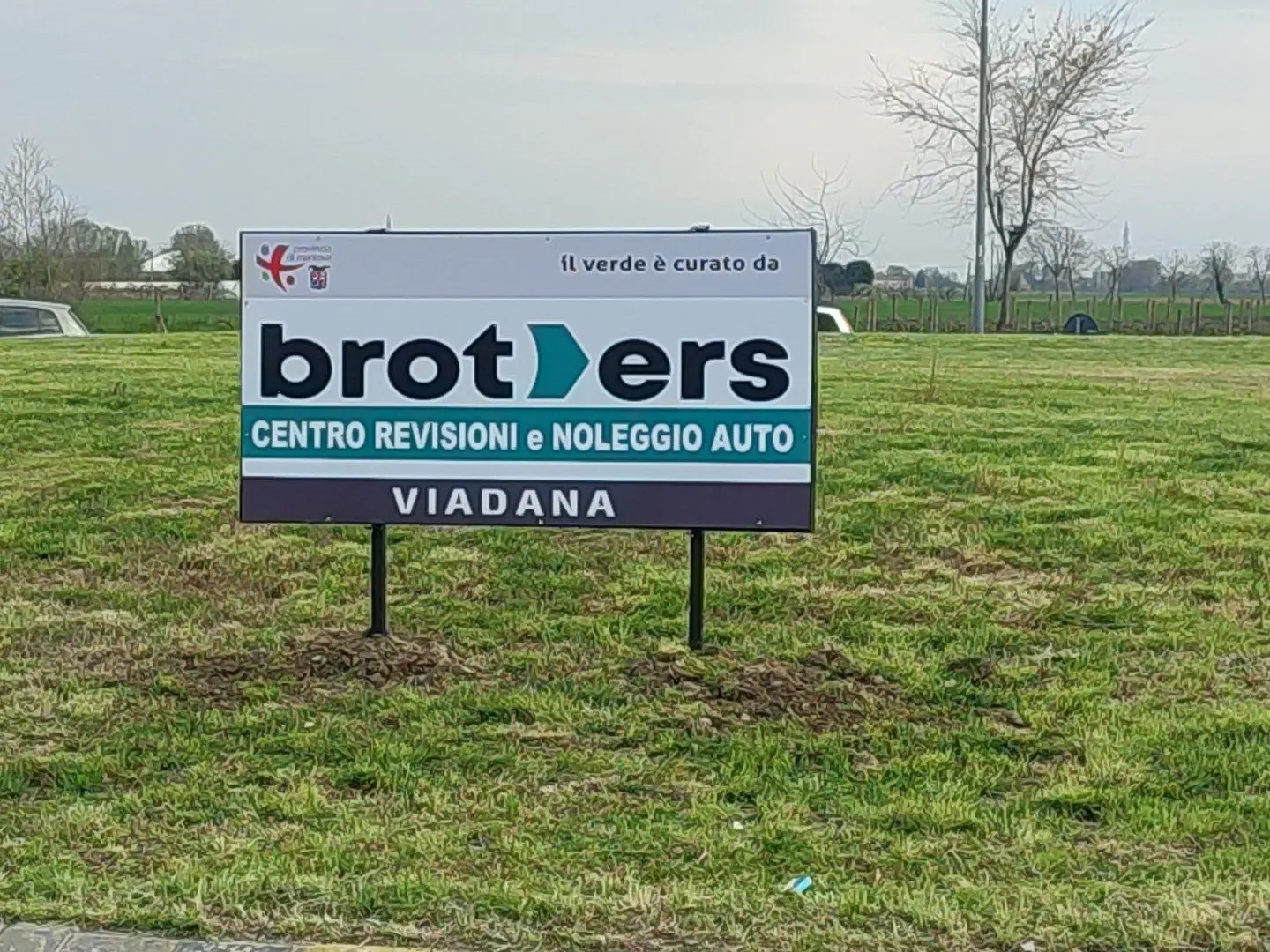 Rotatoria a Viadana con il cartello: il verde è curato da Brothers