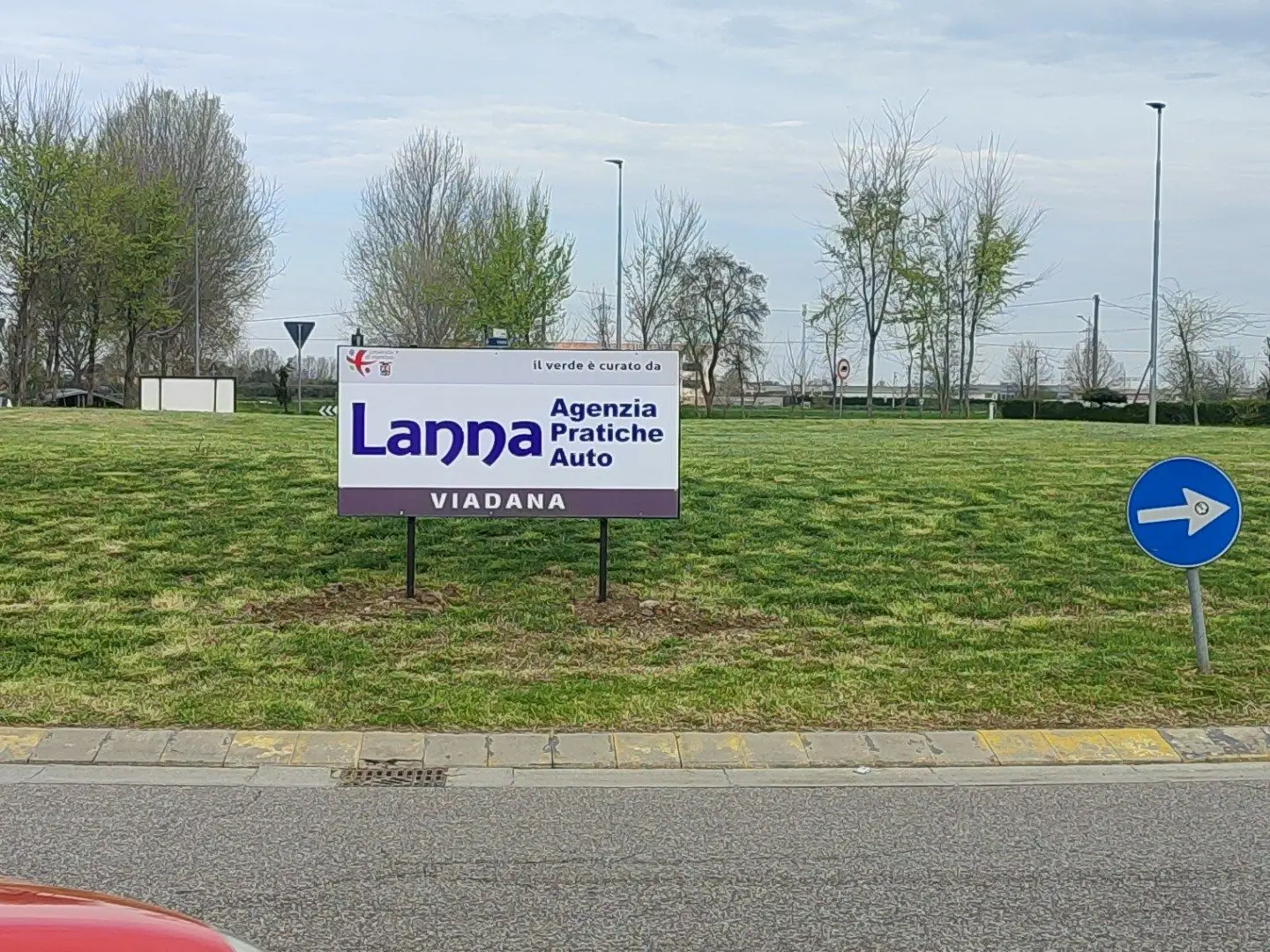 Rotatoria con il cartello Lanna agenzia pratiche auto