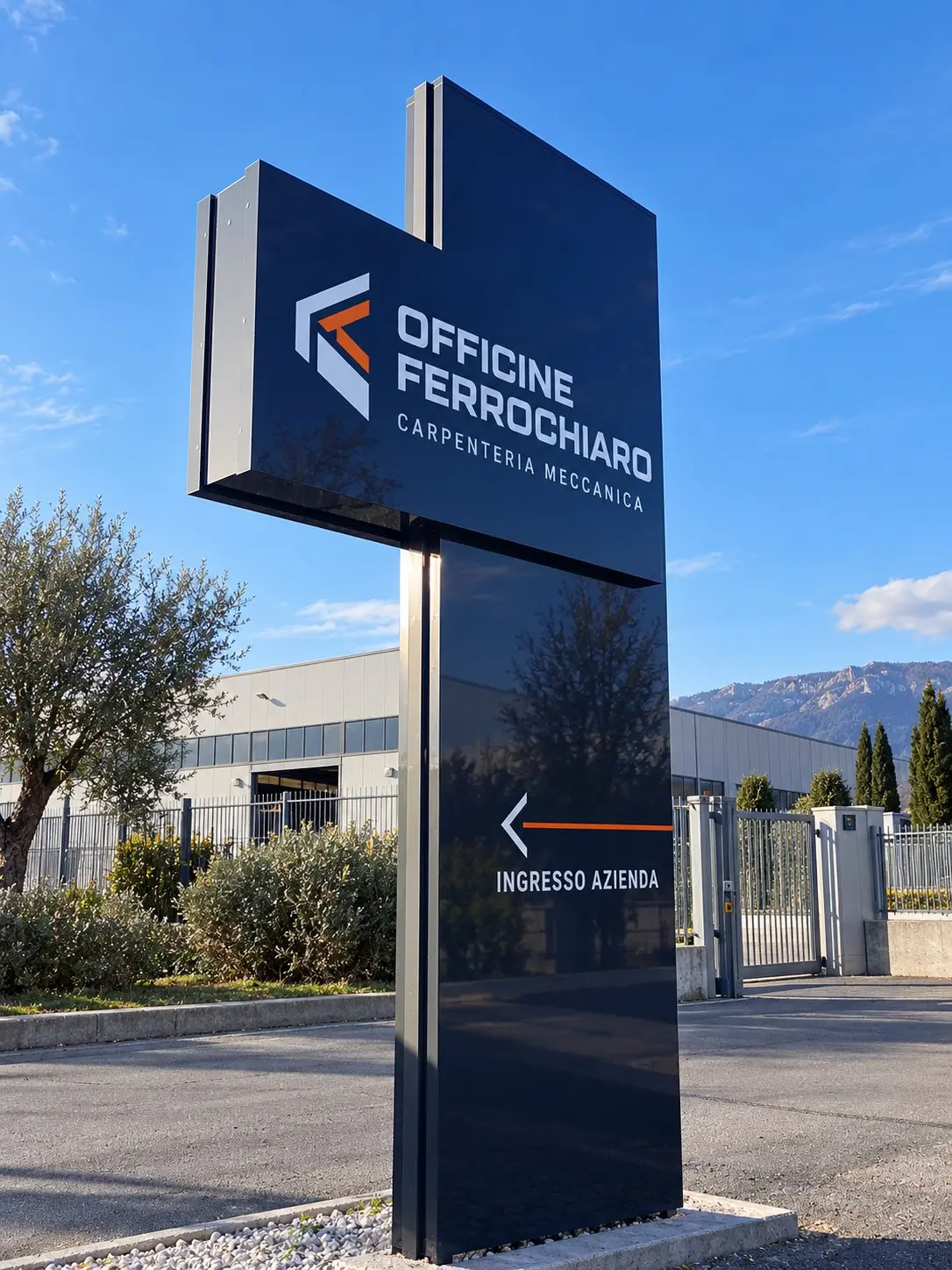 Rendering di progetto: totem a bandiera all'ingresso di un'azienda